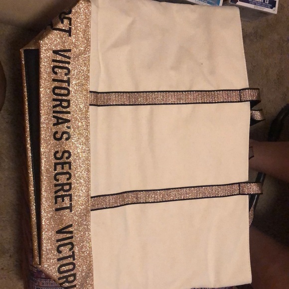 Victoria Secret - Picture 2 of 3